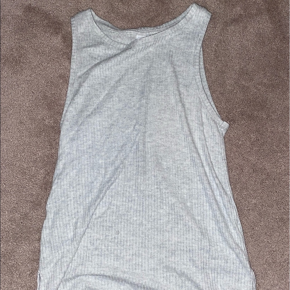 gray tank top